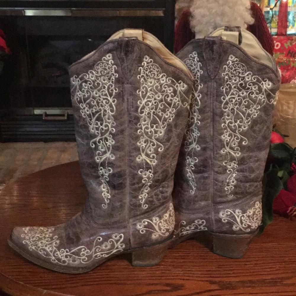 WILL TAKE $100 ON PP Lace Corral boots size 9